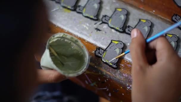 Proceso Fabricación Pasadores Artesanales Acrílico Coloreado Con Pintura Esmalte Todos — Vídeo de stock