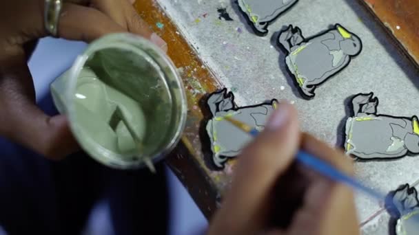 Proces Wytwarzania Szpilki Rzemieślnicze Wykonane Akrylu Kolorowe Pomocą Farby Emaliowej — Wideo stockowe
