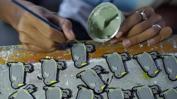 Procesul Fabricare Pinilor Ambarcațiuni Din Acrilic Colorat Folosind Vopsea Smalț — Videoclip de stoc