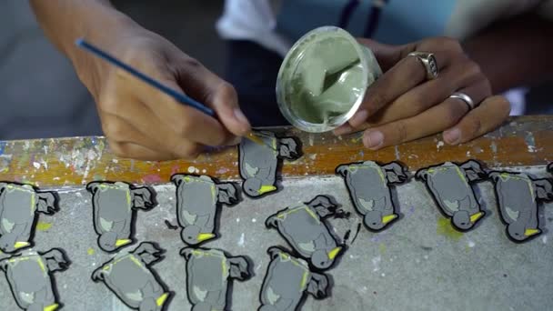 Процес Виготовлення Ремісничих Шпильок Акрилової Кольорової Емальованої Фарби Всі Процеси — стокове відео