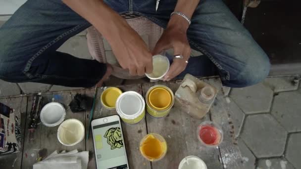 Processo Fabricação Alfinetes Artesanais Feitos Acrílico Colorido Usando Tinta Esmalte — Vídeo de Stock