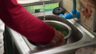 Kendi bahçelerinden toplanan ıspanak ve havuç gibi organik sebzeleri içeren çorba pişirme süreci, yemek için çok taze ve sağlıklı.