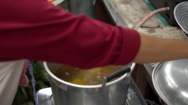 Kendi bahçelerinden toplanan ıspanak ve havuç gibi organik sebzeleri içeren çorba pişirme süreci, yemek için çok taze ve sağlıklı.