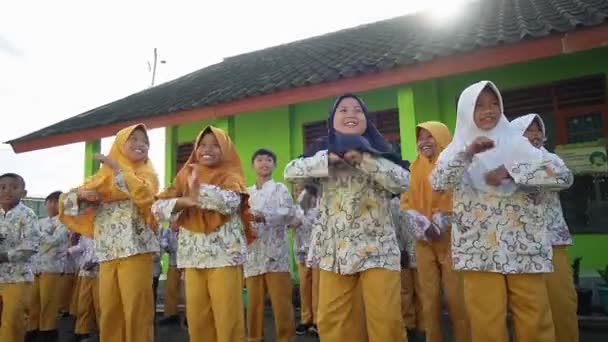Alegría Los Niños Primaria Indonesia Cuando Hacen Ejercicios Matutinos Antes — Vídeos de Stock