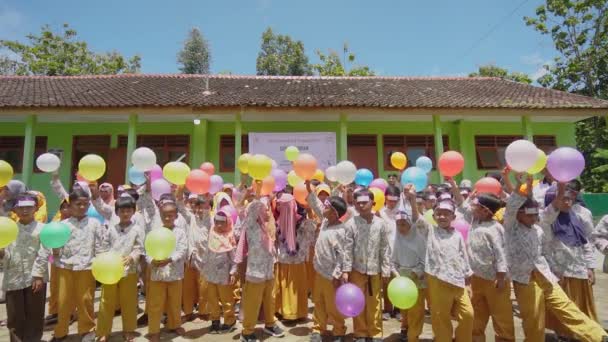 Gioia Dei Bambini Delle Elementari Indonesia Quando Lanciano Palloncini Che — Video Stock