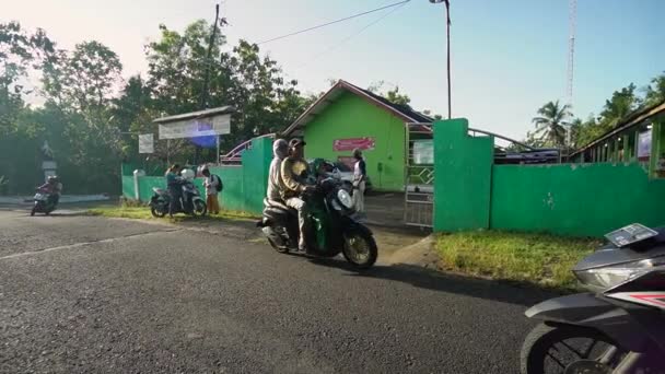 Por Mañana Patio Escuela Primaria Indonesia Rural Los Niños Van — Vídeo de stock