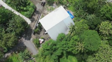 Alt bölgedeki bir atık işleme alanının hava görüntüleri, ev ve küçük ölçekli endüstriyel atıklar için toplama alanı olarak kullanılan bir binanın yavaş çekim drone görüntüleri.