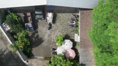 Alt bölgedeki bir atık işleme alanının hava görüntüleri, ev ve küçük ölçekli endüstriyel atıklar için toplama alanı olarak kullanılan bir binanın yavaş çekim drone görüntüleri.