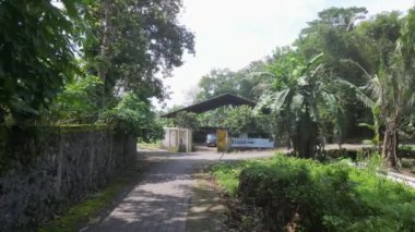 Alt bölgedeki bir atık işleme alanının hava görüntüleri, ev ve küçük ölçekli endüstriyel atıklar için toplama alanı olarak kullanılan bir binanın yavaş çekim drone görüntüleri.