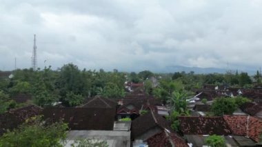 Endonezya 'nın kırsal kesimlerinden gelen hava görüntüleri, kenar mahallelerdeki veya kırsal bölgelerdeki insansız hava aracı hareketlerinin yavaş çekim görüntüleri.