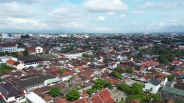 Asya 'daki yoğun kentsel alanlara ait hava görüntüleri, yoğun nüfuslu kentsel alanlardaki İHA hareketinin yavaş çekim görüntüleri ve en az yeşil alana sahip ofis alanları