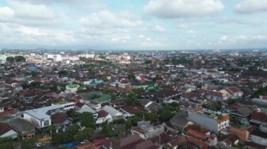 Asya 'daki yoğun kentsel alanlara ait hava görüntüleri, yoğun nüfuslu kentsel alanlardaki İHA hareketinin yavaş çekim görüntüleri ve en az yeşil alana sahip ofis alanları