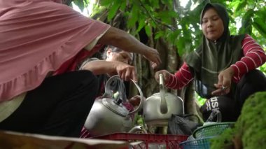 Köylüler, her vatandaşın birlikte yemek için getirdiği yiyecek ve içecekleri yiyerek kamu hizmetinden uzak duruyorlar. Basitlikten çok memnunlar.