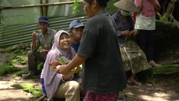 村民们从社区服务中休息 吃每一个居民带来的食物和饮料 一起吃饭 他们非常喜欢简朴的生活 — 图库视频影像