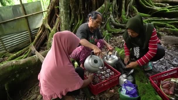 Жители Деревни Отдыхают Общественных Работ Питаясь Едой Напитками Которые Каждый — стоковое видео