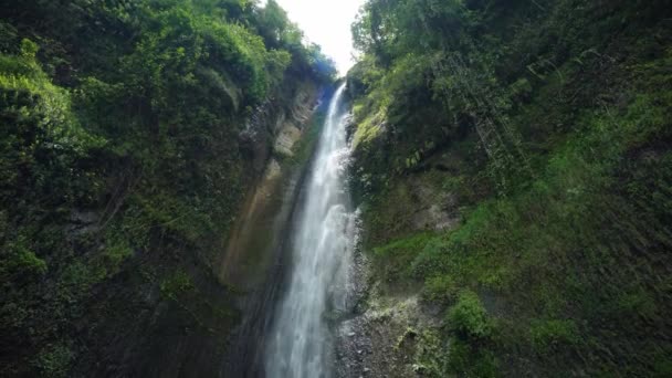 崖に囲まれた72メートルの高さのストレート滝であるスローモーションでのSidoharjo滝の美しさは インドネシアのジョグジャカルタ州で最も高いです — ストック動画