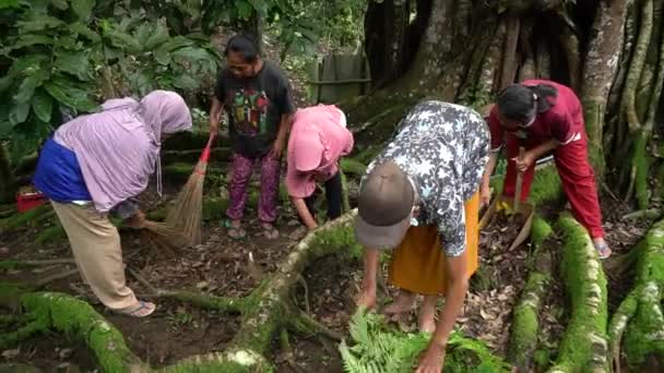 Les Villageois Travaillent Ensemble Pour Nettoyer Leurs Cours Leurs Sources — Video