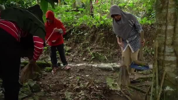 Сельские Жители Работают Вместе Очистить Свои Дворы Источники Воды Растут — стоковое видео