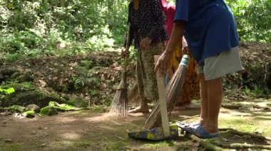 Köylüler, otların yetiştiği bahçelerini ve su kaynaklarını temizlemek için birlikte çalışırlar. Hem erkekler hem de kadınlar basit ve geleneksel aletlerle.