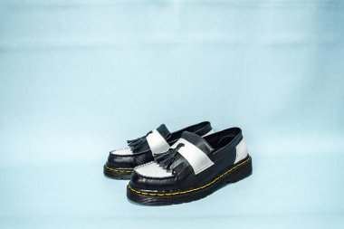 Ayrıntılı, iki tonlu eski püskü ayakkabı. Gerçek sığır derisinden yapılmış lastik bir dış tabanı var. Çok zarif ve turkuaz arka planda parlıyor.