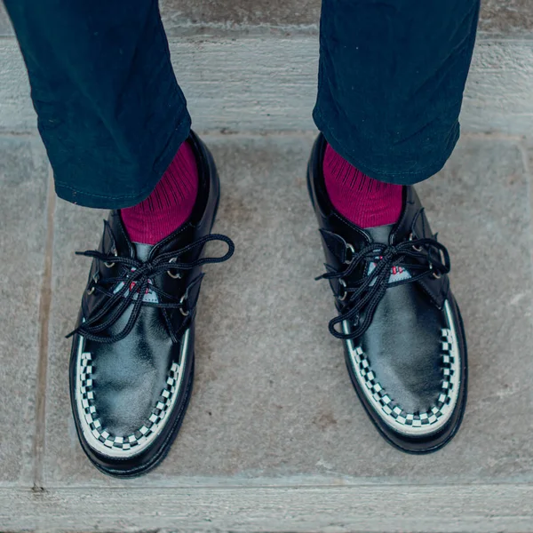 Hombre Joven Sentado Usando Zapatillas Cuero Genuino Negro Estos Zapatos —  Fotos de Stock