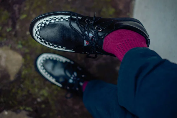 Молодой Человек Сидит Чёрных Кожаных Кроссовках Повседневная Элегантная Обувь Ручной — стоковое фото
