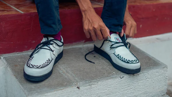 Närbild Dessa Vita Creepers Sneakers Tillverkade Äkta Läder Med Svarta — Stockfoto