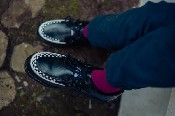 Jongeman Zit Draagt Zwarte Echte Lederen Klimplanten Sneakers Deze Casual — Stockfoto