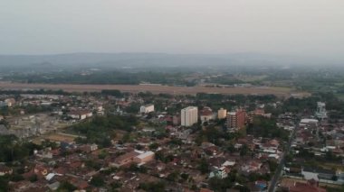 Endonezya 'nın yoğun nüfuslu kentsel alanlarından birinin hava görüntüleri. Yoğun nüfuslu kentsel alanların ve ofis alanlarının panoramik yavaş çekim drone görüntüleri