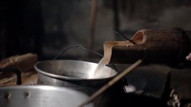 Hindistan cevizi kabuklarından elde edilen medya kullanarak sıvı palmiye şekerini şekillendirme işlemi. Endonezya 'daki köylülerin katı palmiye şekeri üretme sürecinin ayrıntıları