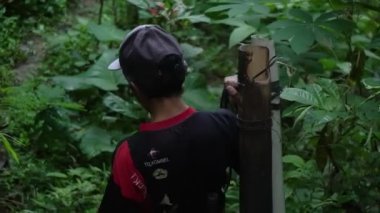 Ormanın ortasındaki bir palmiye ağacının ucundan çiftçiler tarafından elle ve geleneksel olarak kaynak yapma işlemi. Köylülerin katı palmiye şekeri üretme sürecinin ayrıntıları