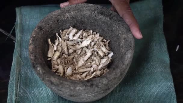 亚洲妇女的双手用传统的石浆手工将切碎的香料揉成粉末 手磨香草和香料的慢动作细节 — 图库视频影像