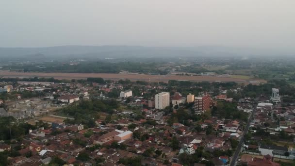 Légi Felvétel Egy Sűrűn Lakott Városi Területről Indonézia Egyik Régiójában — Stock videók