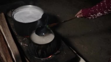 Hindistan cevizi kabuklarından elde edilen medya kullanarak sıvı palmiye şekerini şekillendirme işlemi. Endonezya 'daki köylülerin katı palmiye şekeri üretme sürecinin ayrıntıları