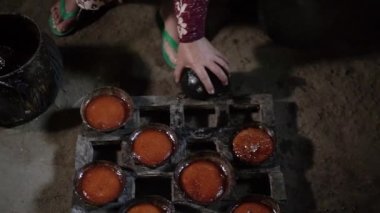 Hindistan cevizi kabuklarından elde edilen medya kullanarak sıvı palmiye şekerini şekillendirme işlemi. Endonezya 'daki köylülerin katı palmiye şekeri üretme sürecinin ayrıntıları