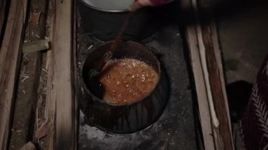 Hindistan cevizi kabuklarından elde edilen medya kullanarak sıvı palmiye şekerini şekillendirme işlemi. Endonezya 'daki köylülerin katı palmiye şekeri üretme sürecinin ayrıntıları