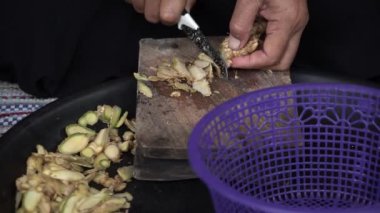 Kesme tahtası ve bıçakla yere düşmeden önce baharat kesme işlemi. Sağlıklı toz içeceklere bir dizi baharat üretim süreci