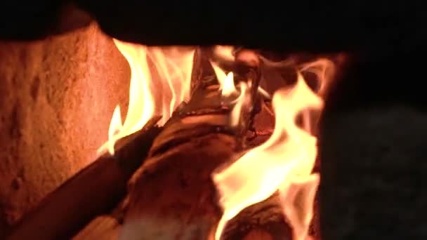 农村地区仍在使用的传统炉灶 由采集的森林产品中的木柴作为燃料 用石头和木炉作为燃料 用传统方法烹调棕榈糖 — 图库视频影像