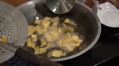 Basit aletlerle ev yapımı tortilla cipsi yap ama yine de lezzetliler. Bu ev yapımı tortilla aperatifi, altın sarısı ve çıtır çıtır olana kadar basit bir mutfakta işleniyor ve pişiriliyor.