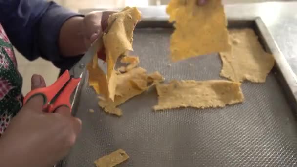 Maak Zelfgemaakte Tortilla Chips Met Eenvoudige Gereedschappen Maar Smaken Nog — Stockvideo