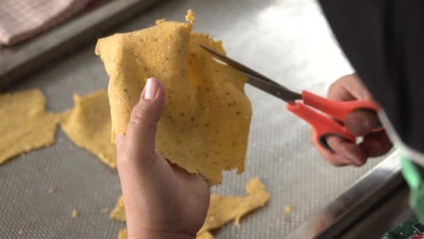 Hacer Chips Tortilla Caseros Con Herramientas Simples Pero Todavía Saben — Vídeos de Stock