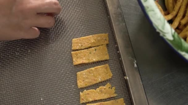 Hacer Chips Tortilla Caseros Con Herramientas Simples Pero Todavía Saben — Vídeo de stock
