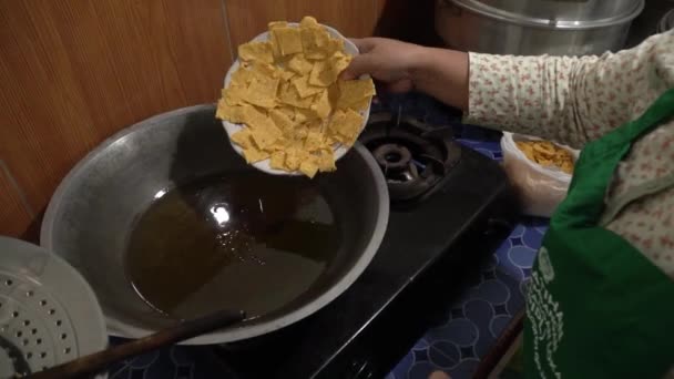 집에서 토르티야칩은 도구로 만들어도 히좋습니다 집에서 토르티야로 이도는 노란색 아삭아삭 — 비디오