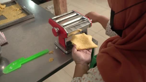 집에서 토르티야칩은 도구로 만들어도 히좋습니다 집에서 토르티야로 이도는 노란색 아삭아삭 — 비디오