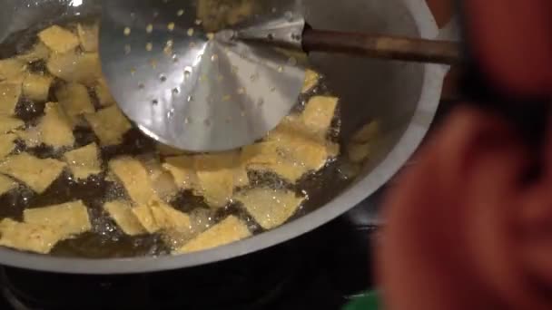 簡単なツールで自家製トルティーヤチップを作るが 彼らはまだおいしい味 この自家製トルティーヤスナックは 黄金の黄色と非常にカリカリになるまでシンプルなキッチンで処理され 調理されます — ストック動画