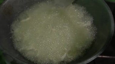 Evde Kızarmış Çıtır Mantar ve Kaynar Yağ. Bu gevrek mantar atıştırmalığı, kuru ve pişene kadar basit bir mutfakta pişirilir, yani yendiğinde çok çıtır çıtır olur.