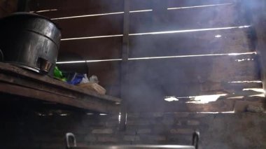 Kırsal kesimde geleneksel sobaları kullanarak yemek pişiren yakıt, orman ürünlerinden elde edilen odunları kullanıyor. Geleneksel yollarla her çeşit yemeği pişirmek için kil ve odun ocaklarını yakıt olarak kullanmak.