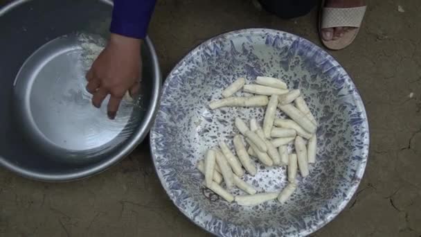 Close Van Aziatische Vrouwen Handen Handmatig Wassen Knollen Met Een — Stockvideo