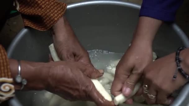 Närbild Asiatiska Kvinnans Händer Manuellt Tvätta Knölar Med Skål Rent — Stockvideo