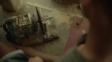 Geçmişte geleneksel Endonezya çocuk oyuncakları yapmanın ayrıntıları, yani bambu ve ipten yapılmış çetecilik veya üstler, yerel zanaatkarların basit aletleriyle elle yapılıyor.